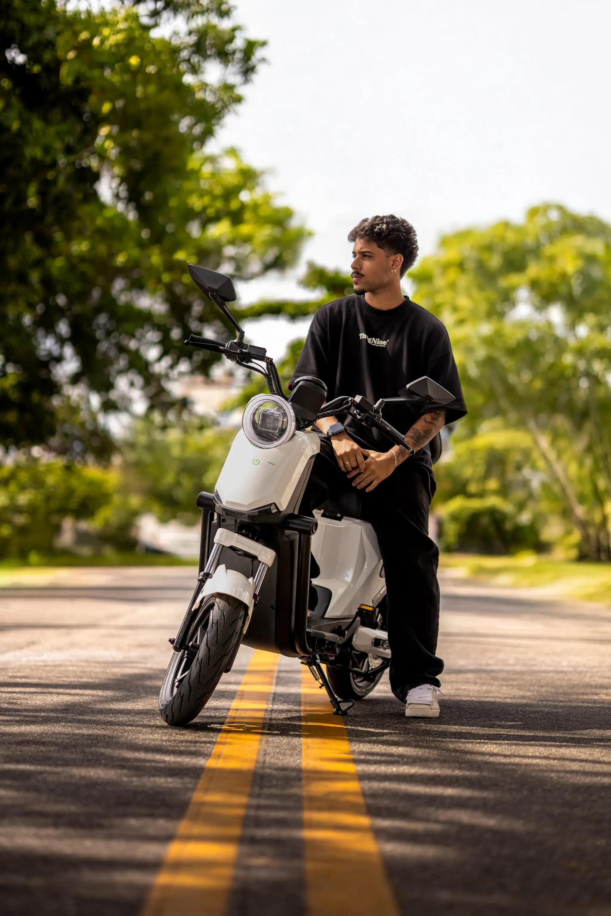 Cliente na scooter elétrica C-MOBI, em rua da cidade